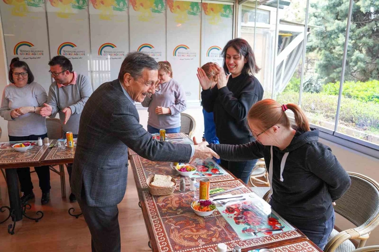 Özel bireyler Gökkuşağı Kafe ile iş gücüne katılıyor
