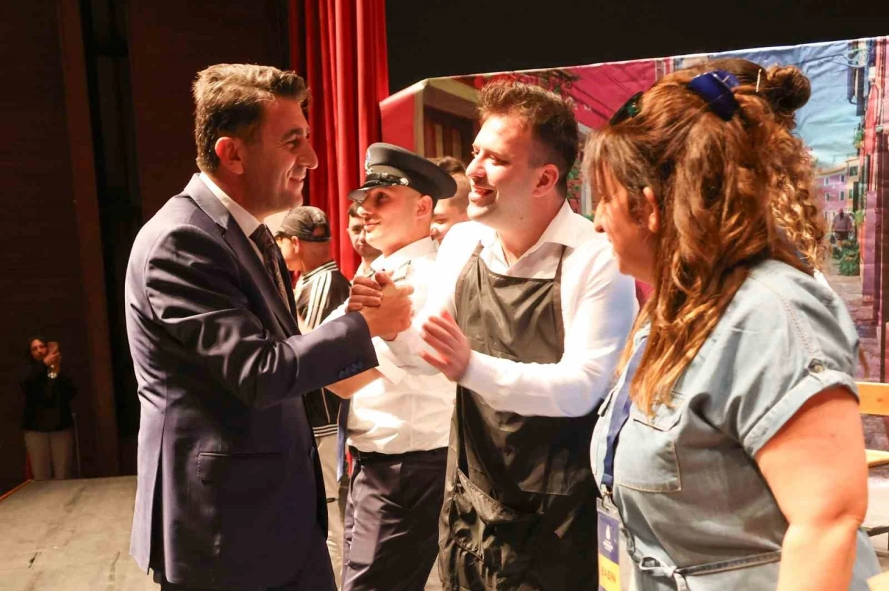Özel bireyler sahneye çıktı, izleyiciler ayakta alkışladı
