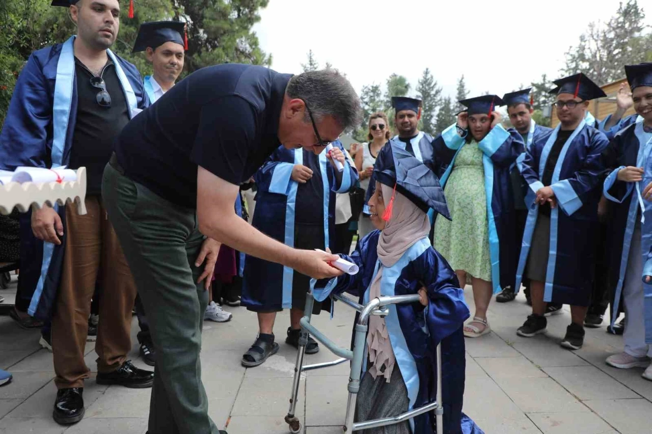 &Ouml;zel bireylerin mezuniyet kutlaması y&uuml;rekleri ısıttı
