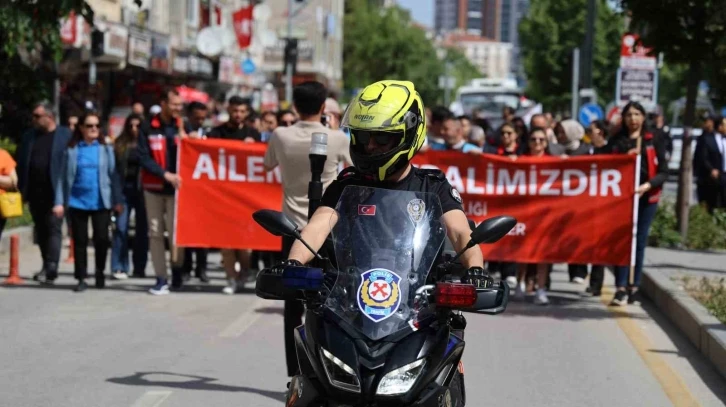 Özel bireylerin ’Sessiz Yürüşü’ne polis de destek oldu
