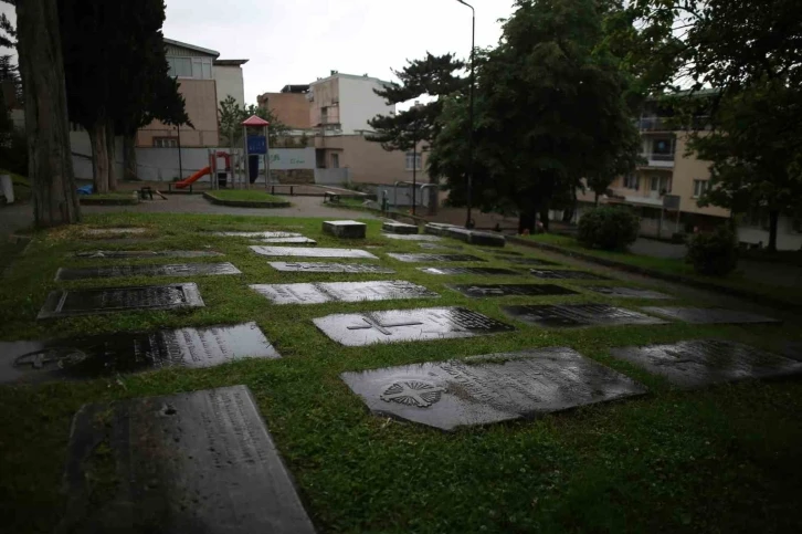 (Özel) Çocuk parkı içerisindeki Fransız Mezarlığı, mezar taşlarıyla dikkat çekiyor
