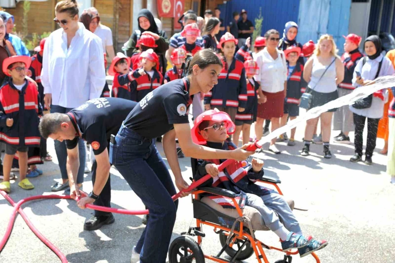 &Ouml;zel &ccedil;ocuklar itfaiyeci oldu
