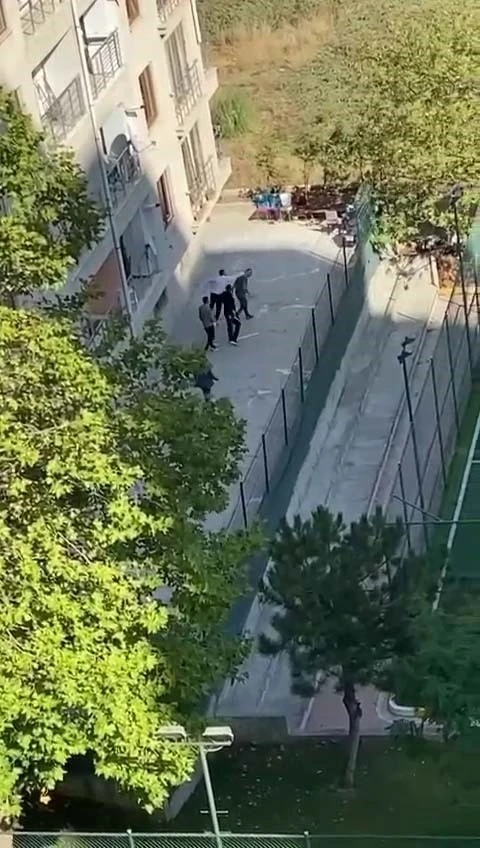 (&Ouml;ZEL) Esenyurt&rsquo;ta siteye &ccedil;&ouml;kmek isteyen grup, y&ouml;netici ve oğlunu &ouml;ld&uuml;resiye d&ouml;vd&uuml;; o anlar kameraya yansıdı
