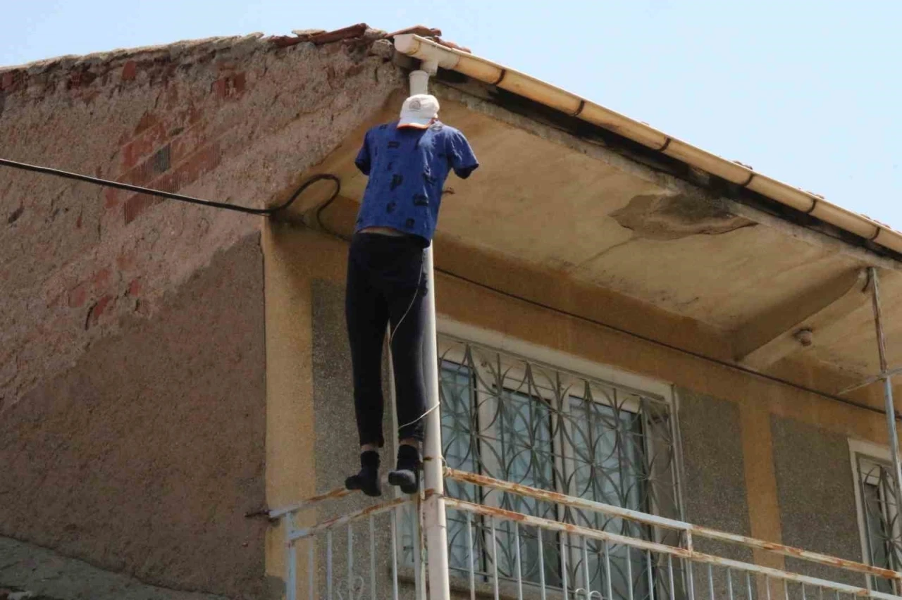 (ÖZEL) Evin balkonuna cansız manken asıldı, görenler ilk bakışta ceset sandı
