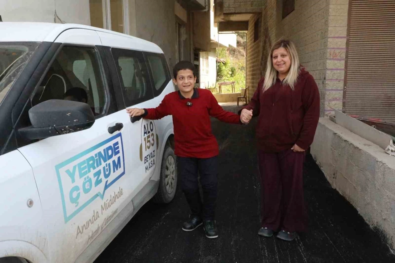 Özel gereksinimli birey Sebahattin, evinin bulunduğu sokakta rahatça yürüyebilsin diye yollar asfaltlandı
