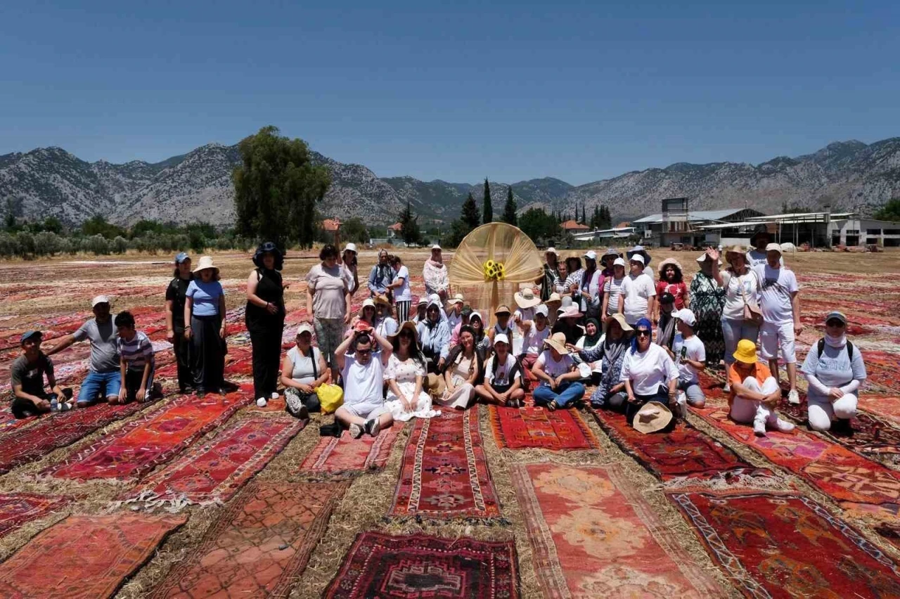 Özel gereksinimli çocuklar, kilim tarlalarını gezdi
