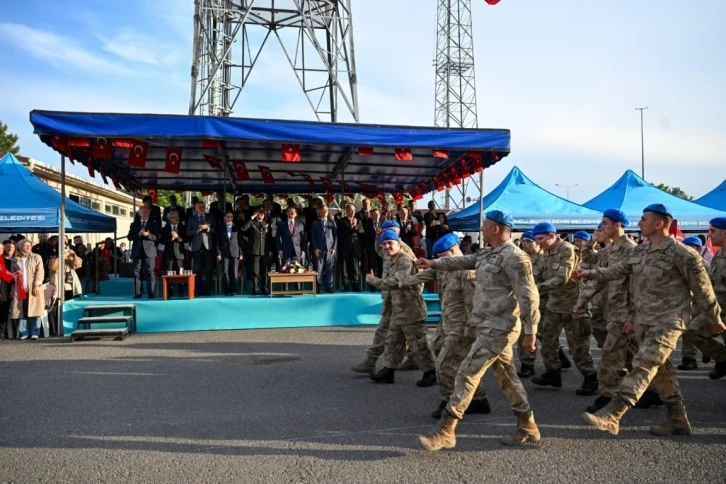 Özel gereksinimli gençler bir günlüğüne asker oldu
