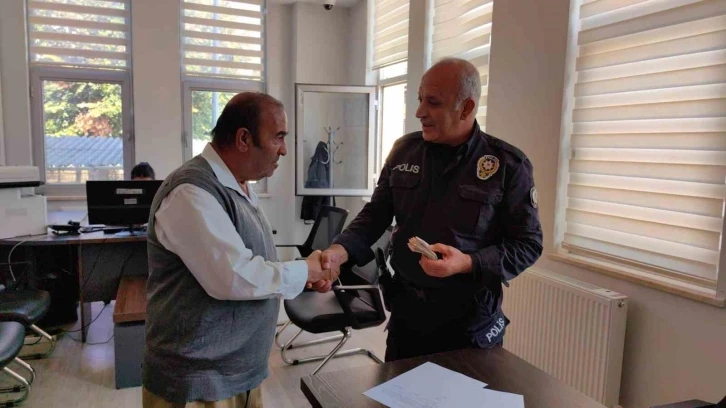 &Ouml;zel halk otob&uuml;s&uuml;n&uuml;n şof&ouml;r&uuml; ara&ccedil;ta unutulan 6 bin lirayı polise teslim etti
