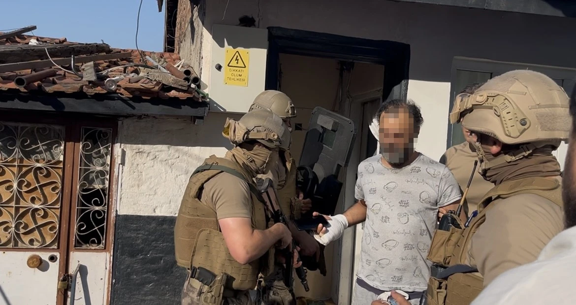 &Ouml;zel harekat evi ablukaya aldı, yakalanınca "&ccedil;alsaydınız a&ccedil;ardım" dedi
