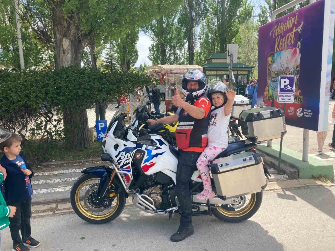 (ÖZEL) Kanserden iyileşen çocuklar motosikletle gezdirildi, hayır panayırı ve tiyatro etkinliklerine katıldı
