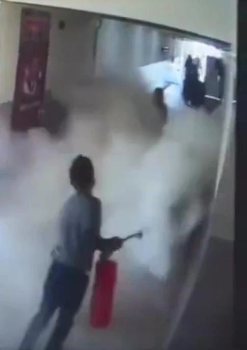 Özel öğrenci yangın tüpünü sıkınca okulda paniğe neden oldu
