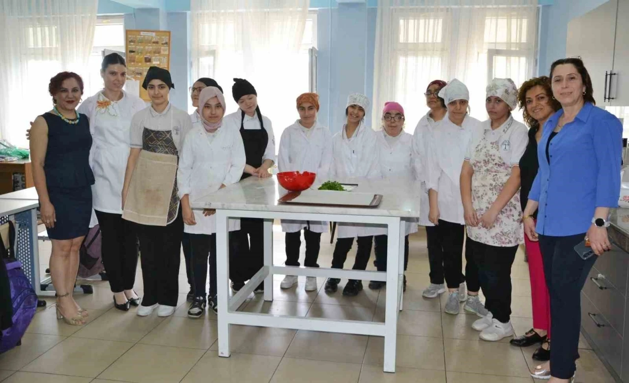 Özel öğrenciler uygulamalı eğitimle mutfak becerilerini geliştiriyor
