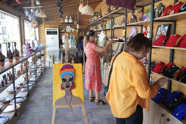 &Ouml;zel &ouml;ğrencilerin el emeği &uuml;r&uuml;nleri &lsquo;&Uuml;reten Eller&rsquo; mağazalarında
