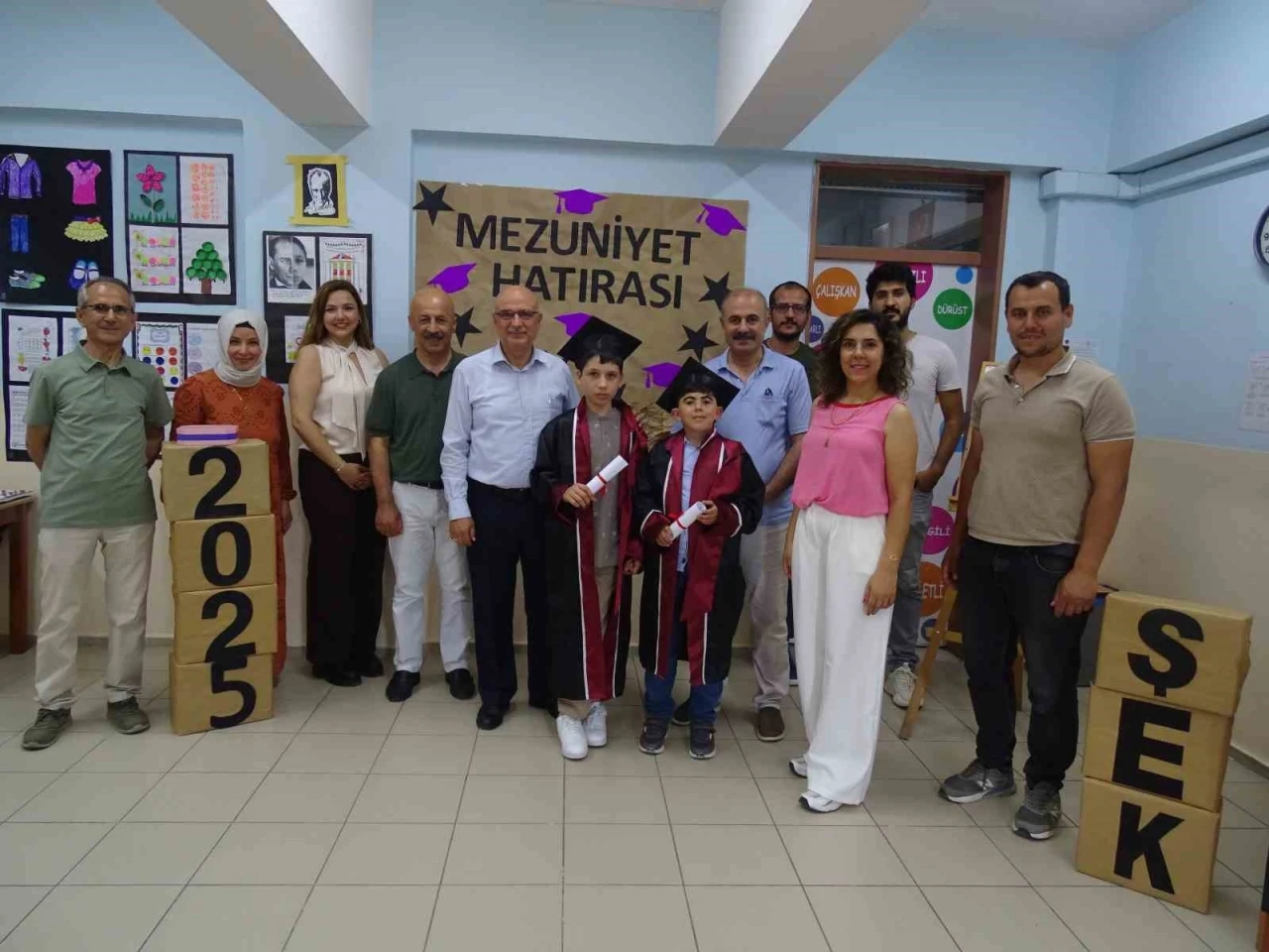 Özel öğrencilerin mezuniyet sevinçlerine ortak oldular

