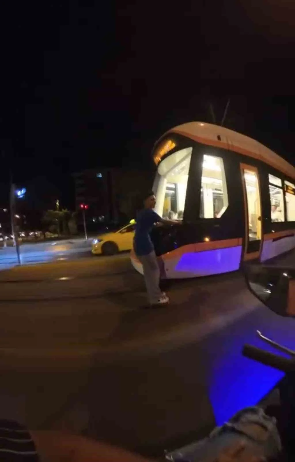 (ÖZEL) Seyir halindeki tramvaya asılarak paten kaydı, uyarıya &quot;Zevkli oluyor&quot; cevap verdi
