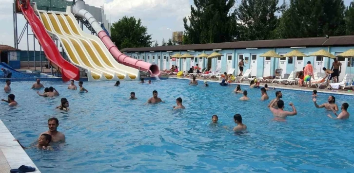 (ÖZEL) Sıcaktan bunalan vatandaşlar termal havuzlara koşuyor
