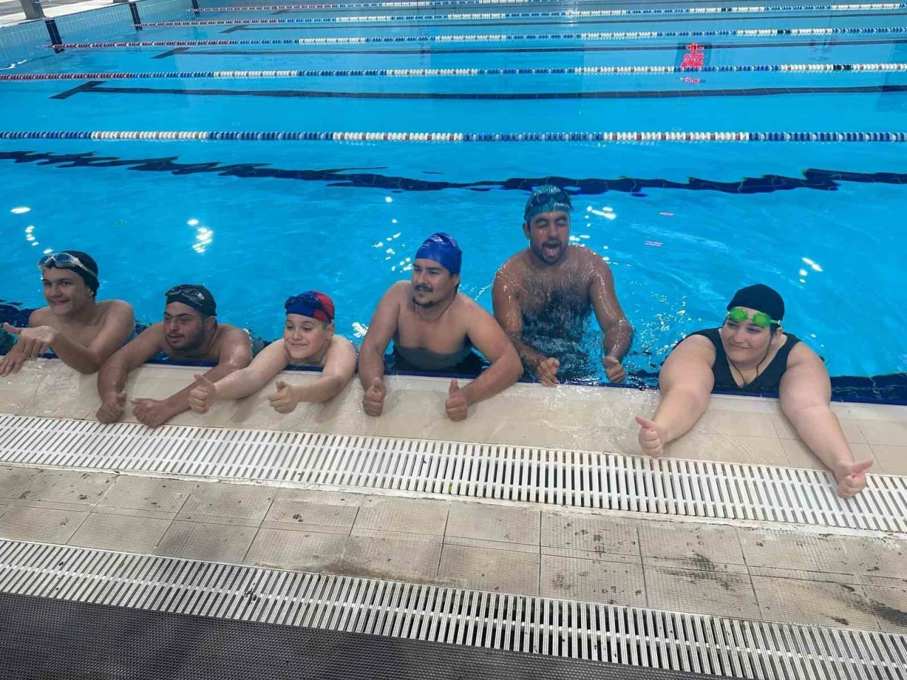 Özel sporcuların yüzme yarışında renkli görüntüler ortaya çıktı
