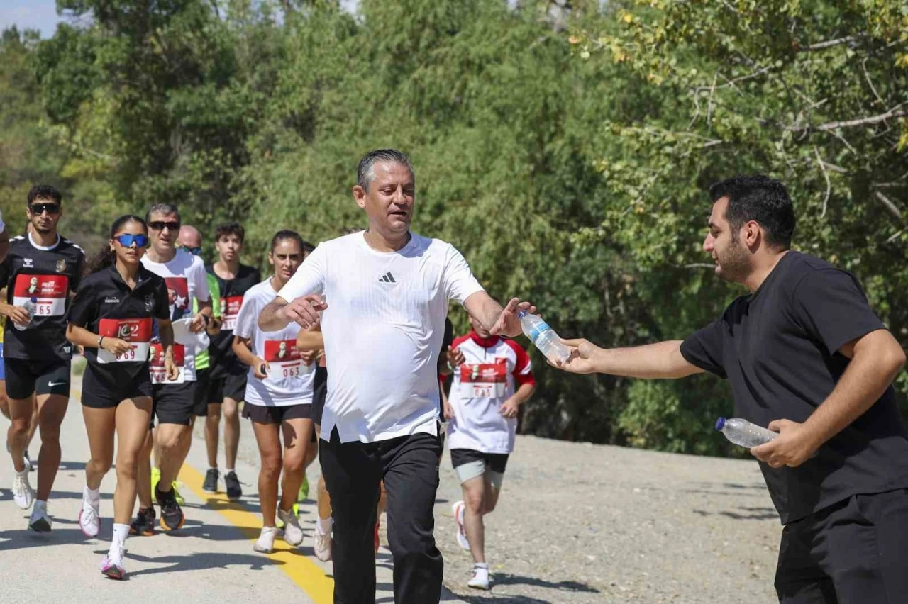 Özgür Özel, CHP 102’nci Yıl Koşusu’na katıldı
