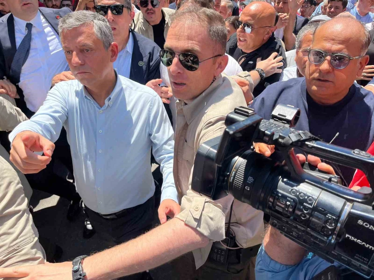 &Ouml;zg&uuml;r &Ouml;zel&rsquo;den Kılı&ccedil;daroğlu&rsquo;na &ccedil;ağrı: "Başkası kazanırsa elini &ouml;peceğim"
