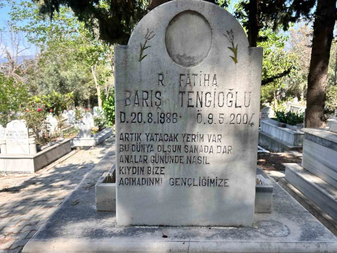Özgür Özel’e saldıran şüphelinin katlettiği oğlunun mezarındaki &quot;Analar gününde nasıl kıydın bize&quot; ifadeleri dikkat çekti
