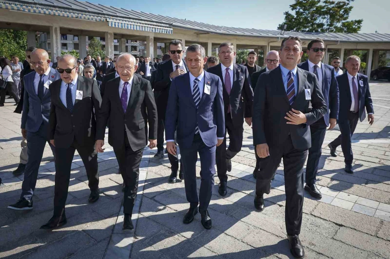 Özgür Özel ile Kılıçdaroğlu, Milletvekili Namık Tan’ın annesinin cenazesine katıldı
