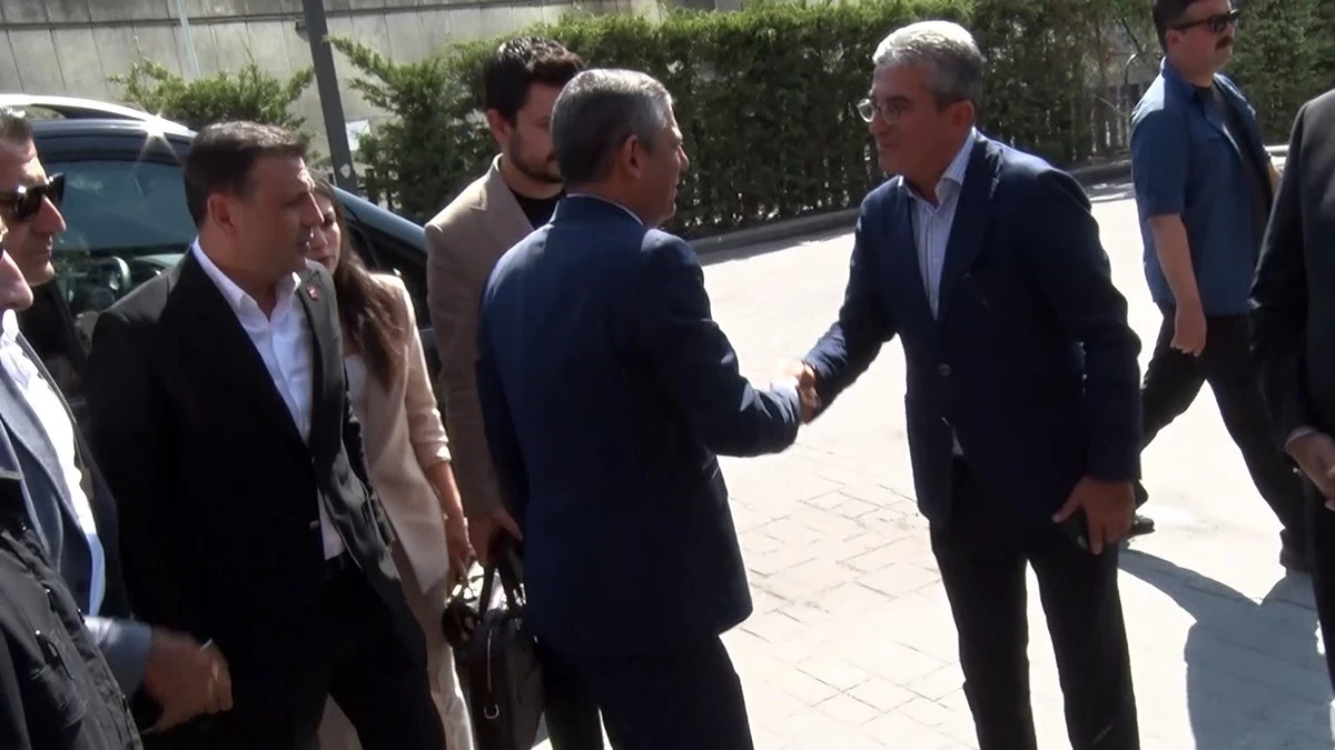Özgür Özel ve DEM Parti heyeti CHP’nin Sarıyer’deki binasına geldi
