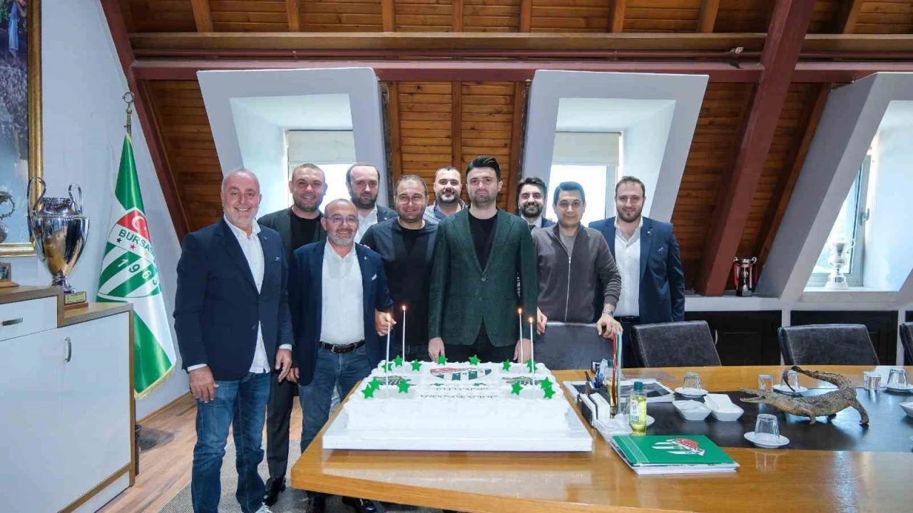 Özlüce’de antrenman sonrası Başkan Enes Çelik’e doğum günü sürprizi
