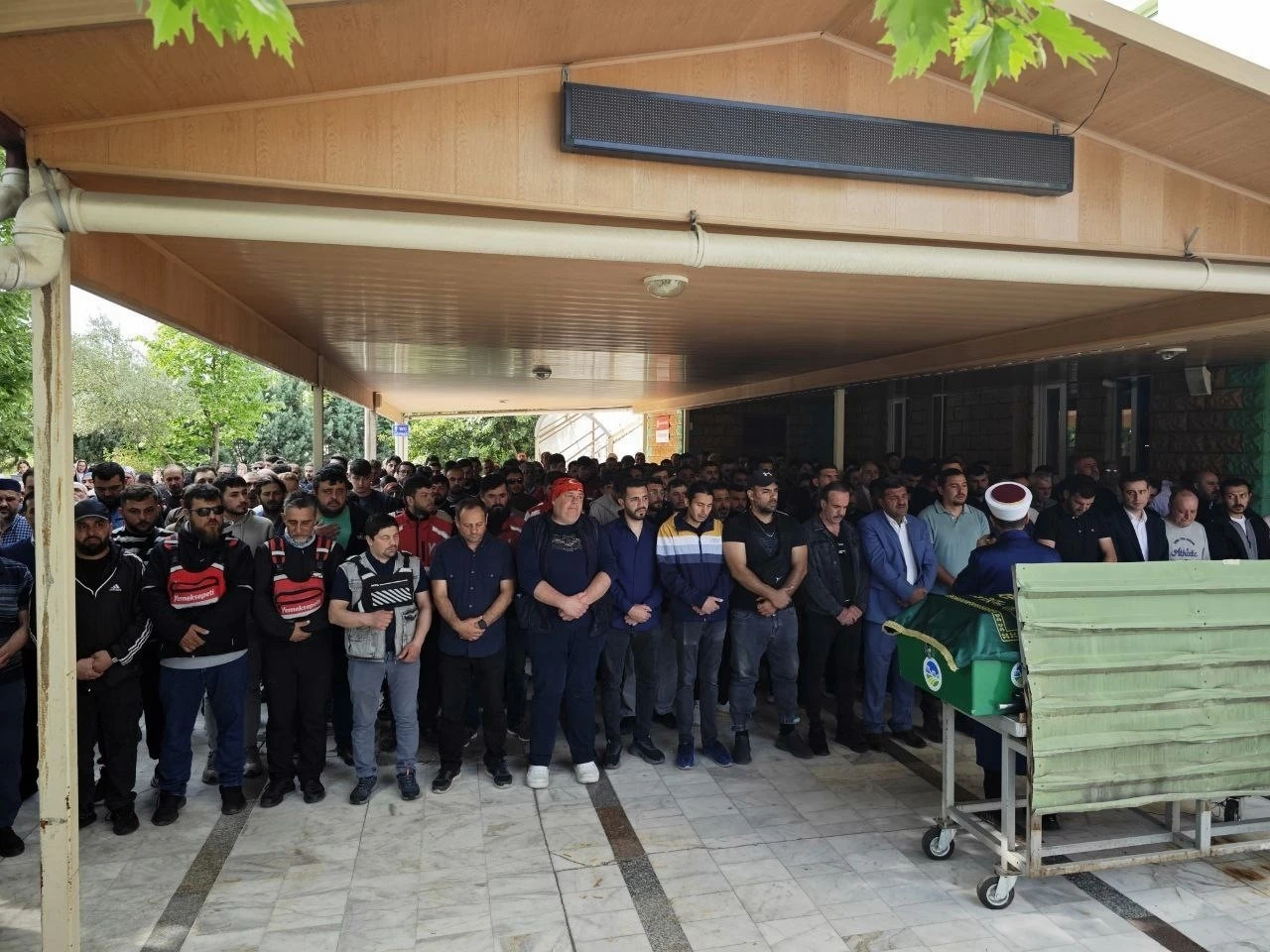 Paket götürürken kazada hayatını kaybeden motokurye son yolculuğuna uğurlandı
