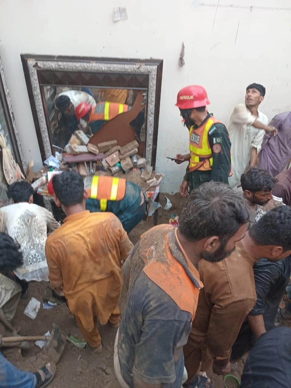 Pakistan&rsquo;da dershanenin &ccedil;atısı &ccedil;&ouml;kt&uuml;: 14 &ouml;l&uuml;
