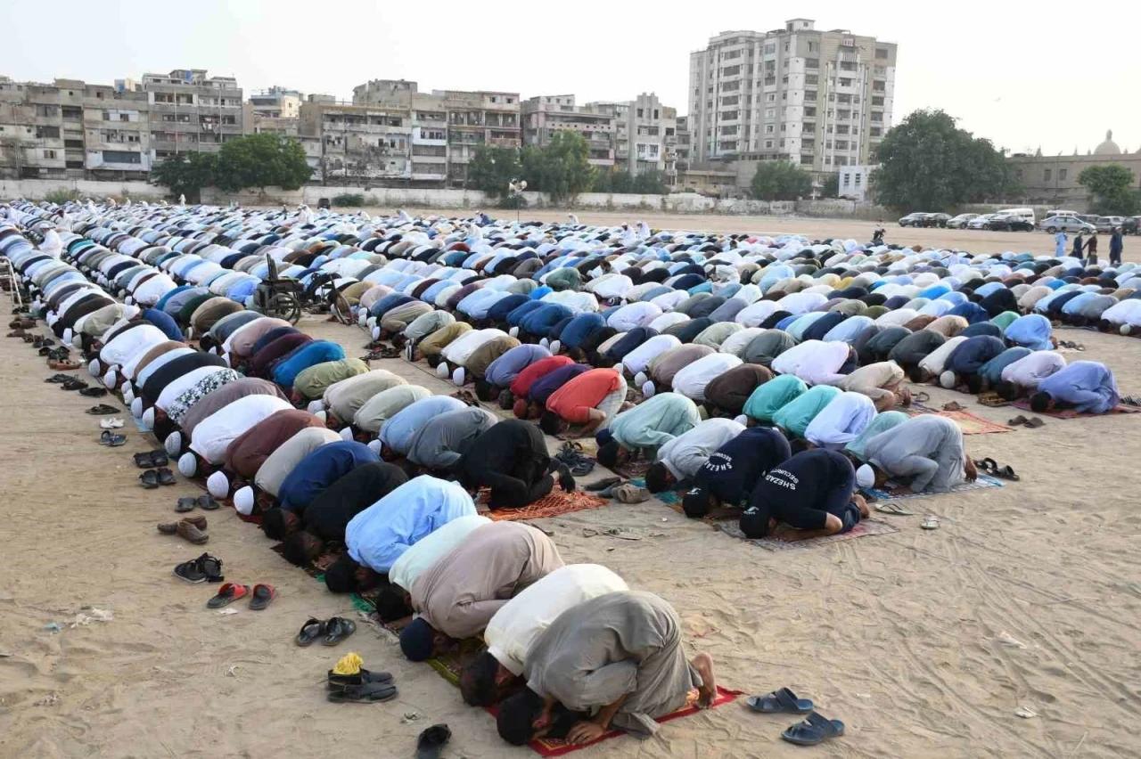 Pakistan’da Müslümanlar bayram namazı kıldı
