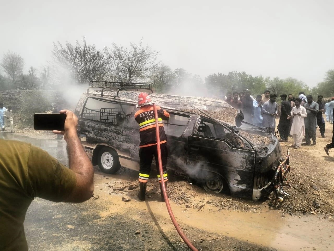 Pakistan’da öğrenci servisi alev aldı: 1 ölü, 10 yaralı
