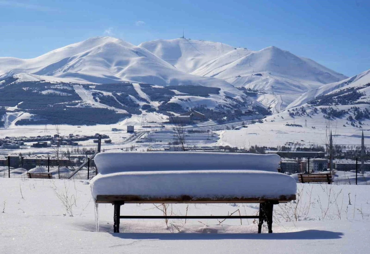 Paland&ouml;ken&rsquo;da kar kalınlığı 2 metreyi aştı
