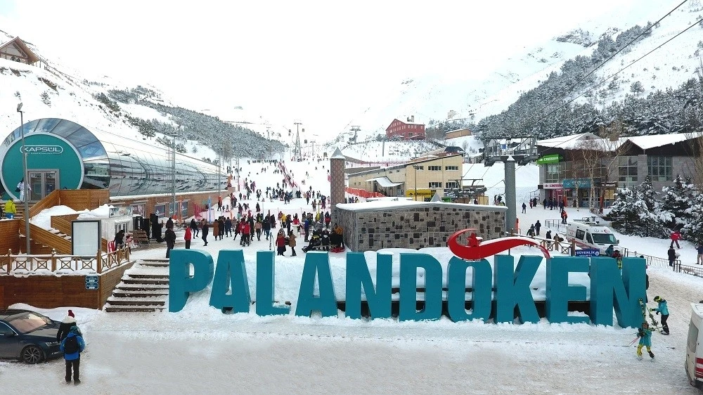 Paland&ouml;ken&rsquo;de kar kalınlığı 2 metreyi aştı
