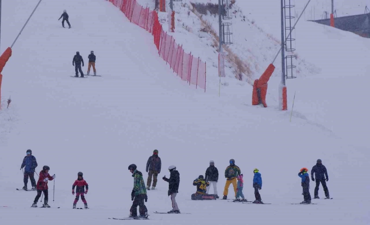 Paland&ouml;ken&rsquo;de kar, kış ve kayak keyfi

