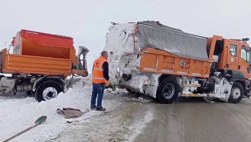 Paland&ouml;ken ge&ccedil;idinde karla m&uuml;cadele ekiplerinin nefes kesen mesaisi
