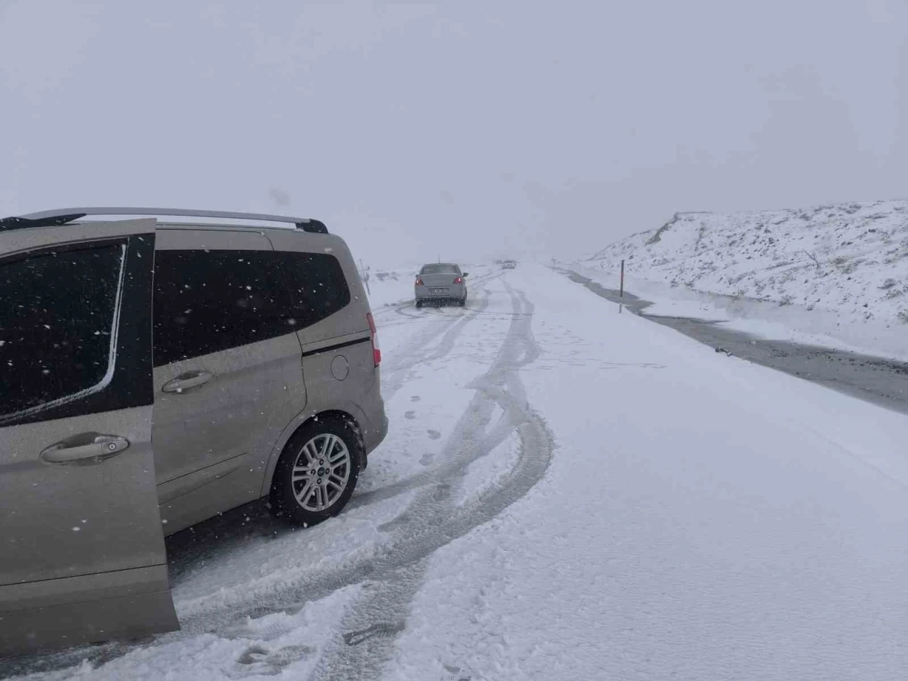 Palandöken geçidinde ulaşıma kar ve tipi engeli
