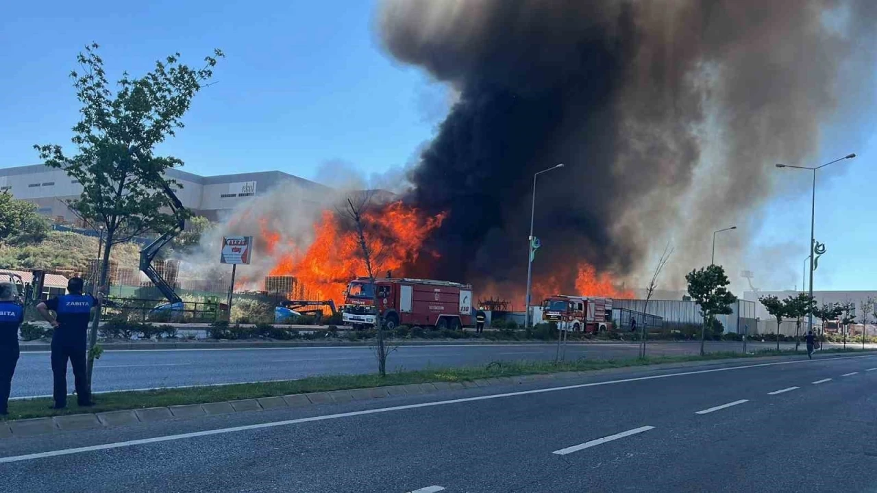 Palet fabrikası alev alev yanıyor
