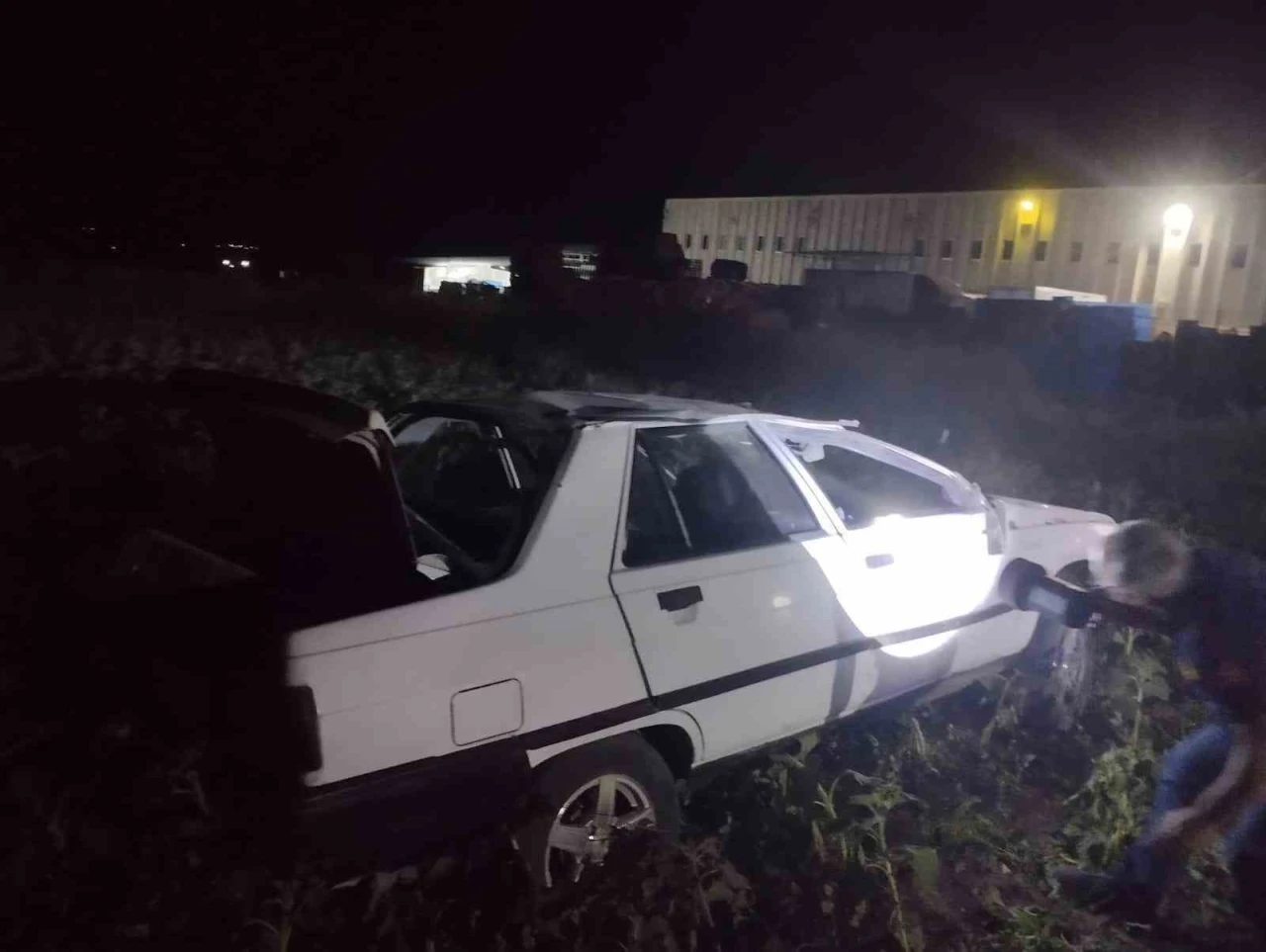 Palete çarpan otomobil tarlaya savruldu: 1 yaralı
