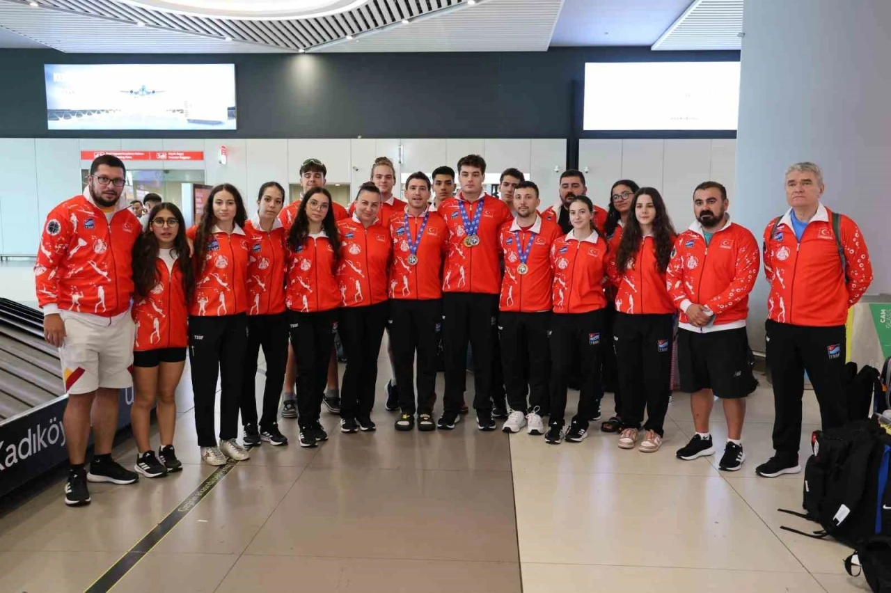 Paletli Yüzme Büyükler Milli Takımı, yurda döndü
