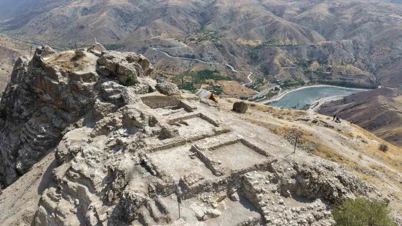 Palu Kalesi kazılarında yerleşim izleri ortaya çıktı
