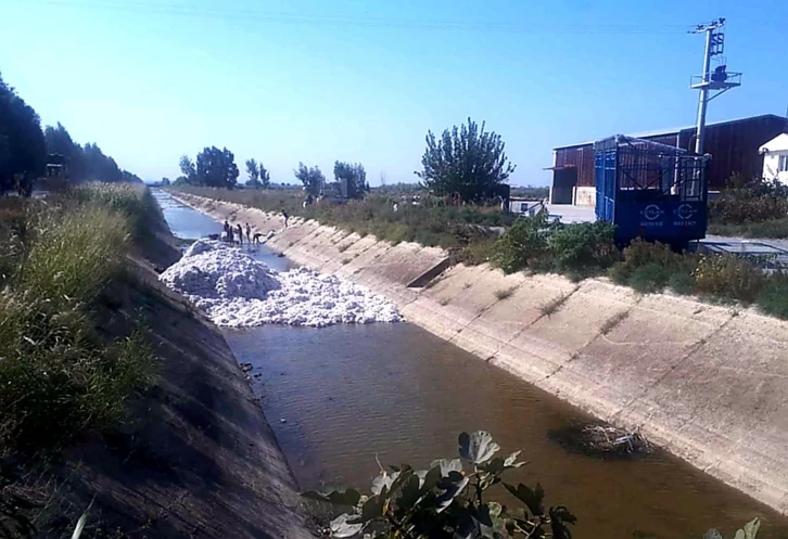 Pamuk y&uuml;kl&uuml; r&ouml;mork sulama kanalına devrildi
