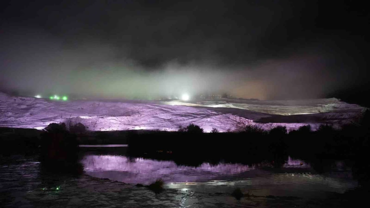 Pamukkale travertenlerinde yağmur sonrası oluşan sis, kartpostallık görüntüler oluşturdu
