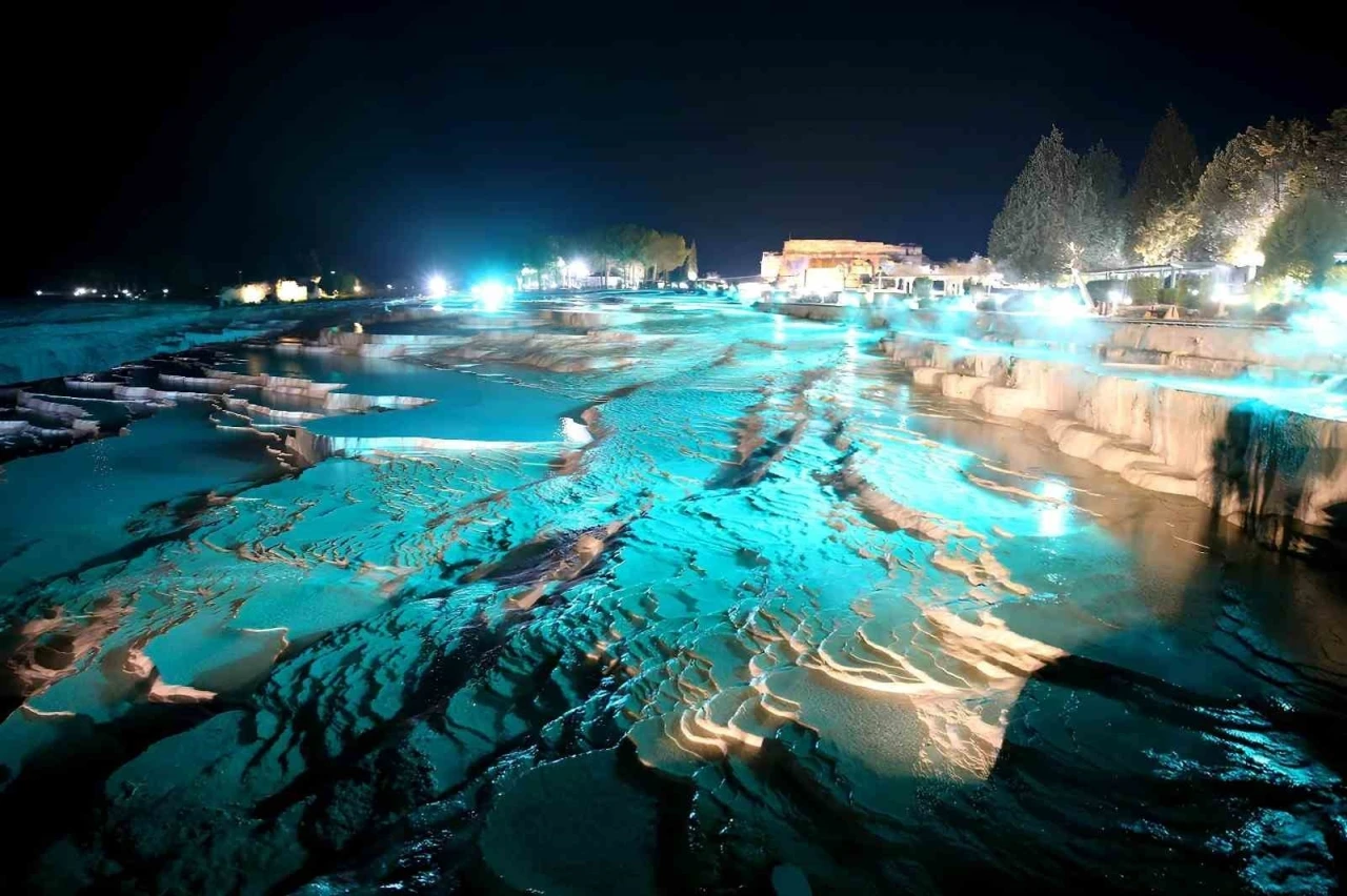 Pamukkale ve Hierapolis’i gece 76 bin kişi ziyaret etti
