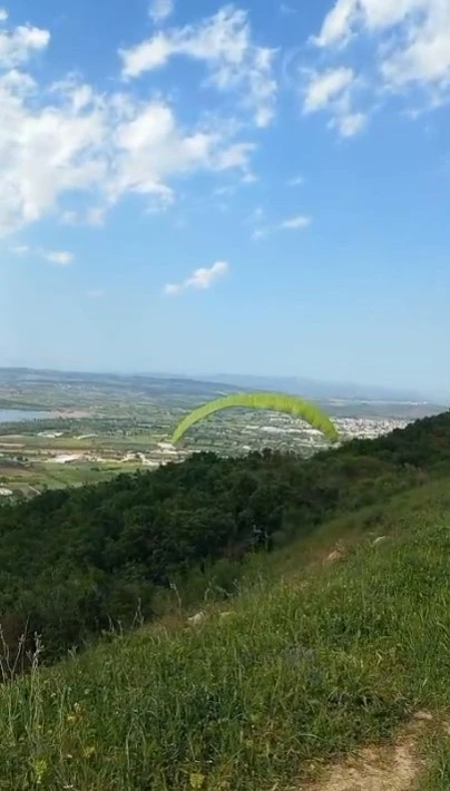 Paraş&uuml;t&uuml; ile ormana daldı
