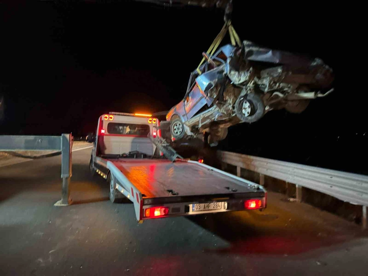 Parçalanan otomobilde şans eseri 1 kişi yaralandı
