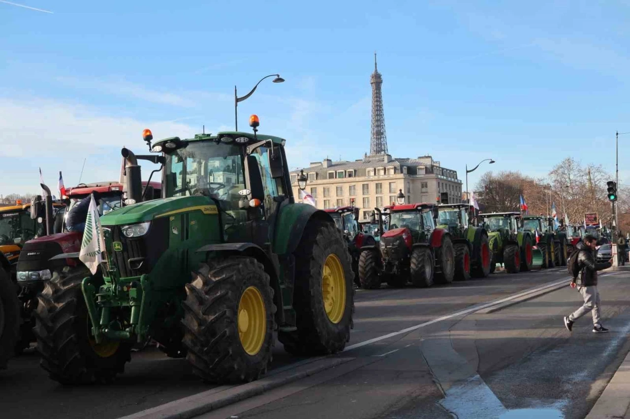 Paris&rsquo;te &ccedil;ift&ccedil;ilerden 350&rsquo;den fazla trakt&ouml;rle AB-Mercosur anlaşmasına protesto
