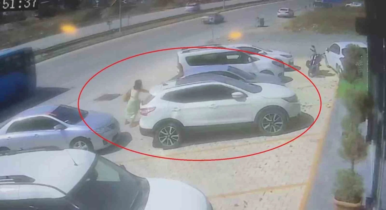Park halinde hareket eden aracı tek eliyle durduran kadın faciayı önledi
