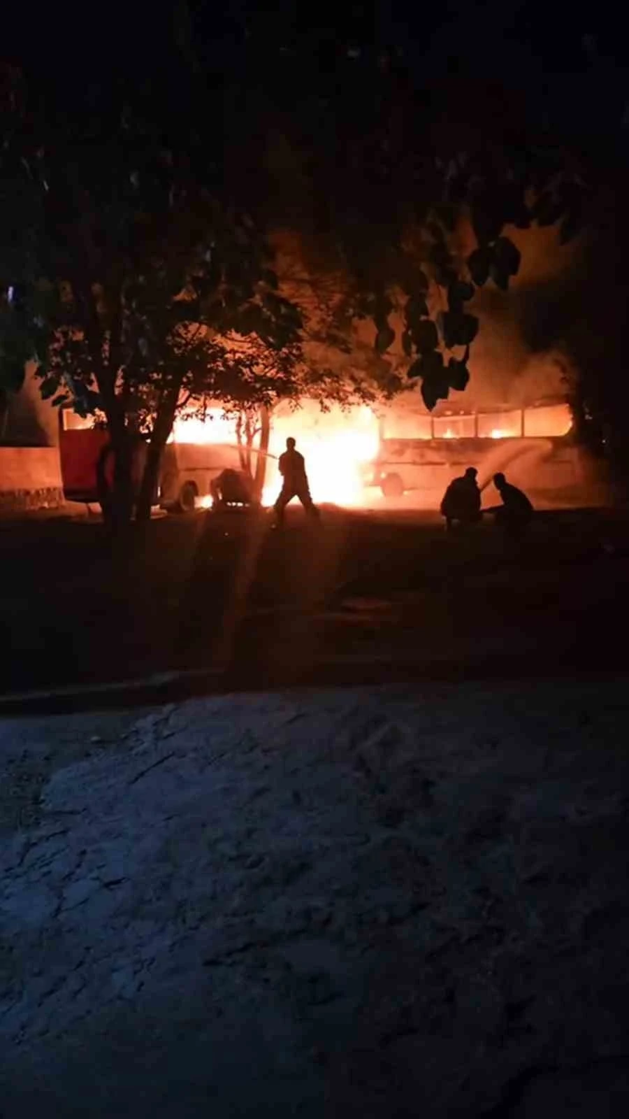 Park halindeki 2 midibüs alevlere teslim oldu
