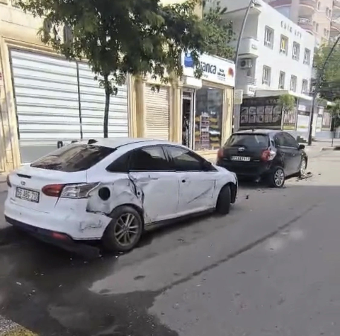 Park halindeki 5 otomobile &ccedil;arpan s&uuml;r&uuml;c&uuml; aracını bırakarak kayıplara karıştı
