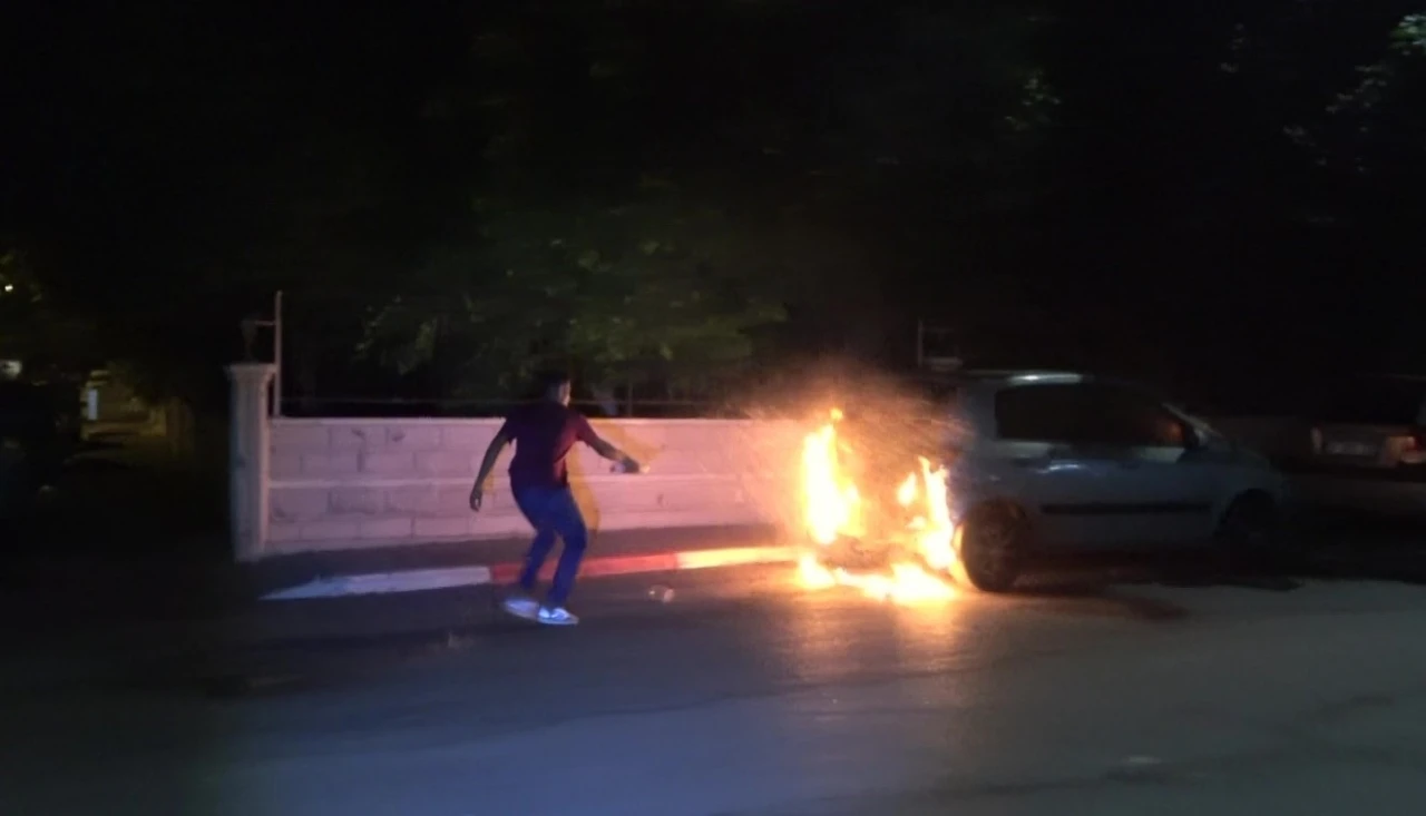 Park halindeki ara&ccedil; alev alev yandı, vatandaşlar su şişesi ile s&ouml;nd&uuml;rmeye &ccedil;alıştı

